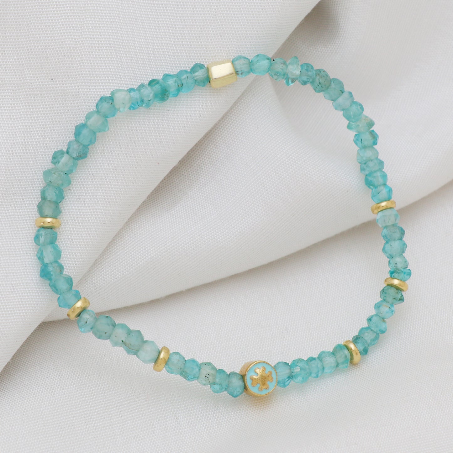 Apatite flower charm stretch bracelet with blue enamel in gold plated 925 sterling silver