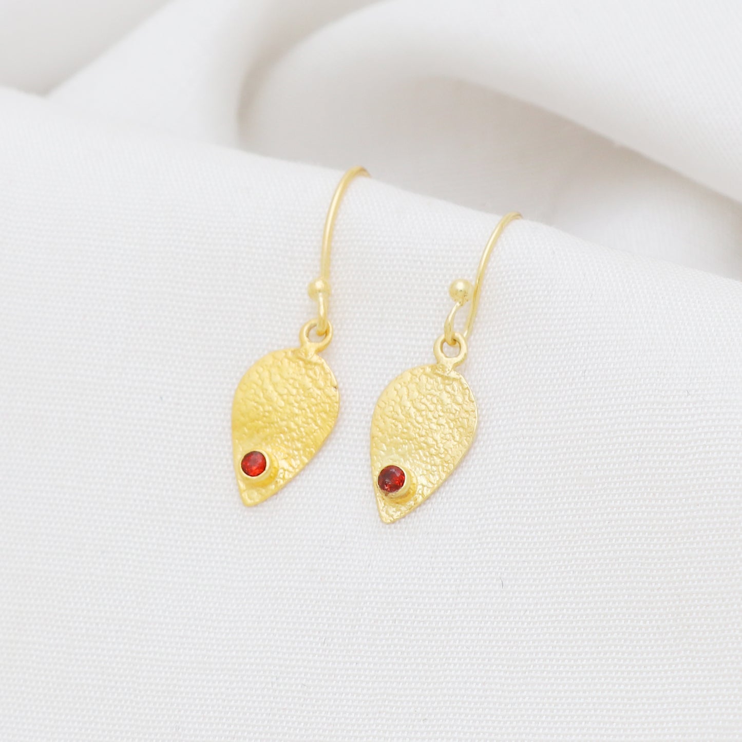 Textured earring with garnet gemstone in gold plated 925 sterling silver