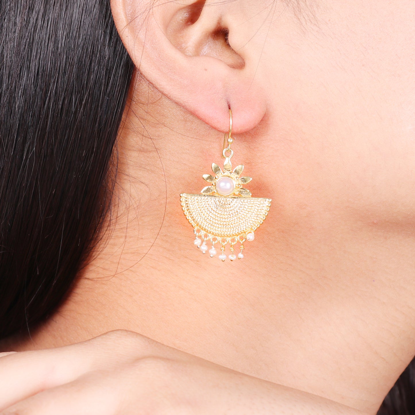 Textured earrings with pearl gemstone in gold plated 925 sterling silver