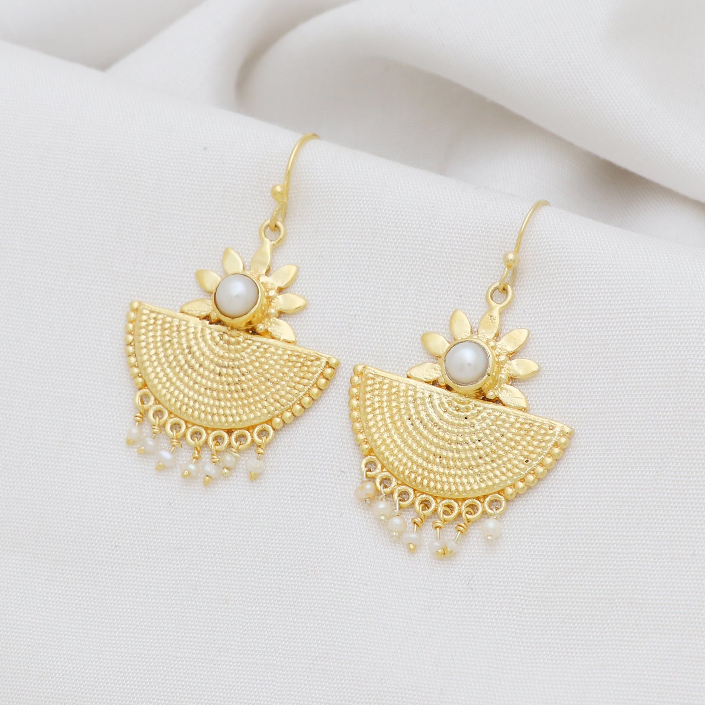 Textured earrings with pearl gemstone in gold plated 925 sterling silver