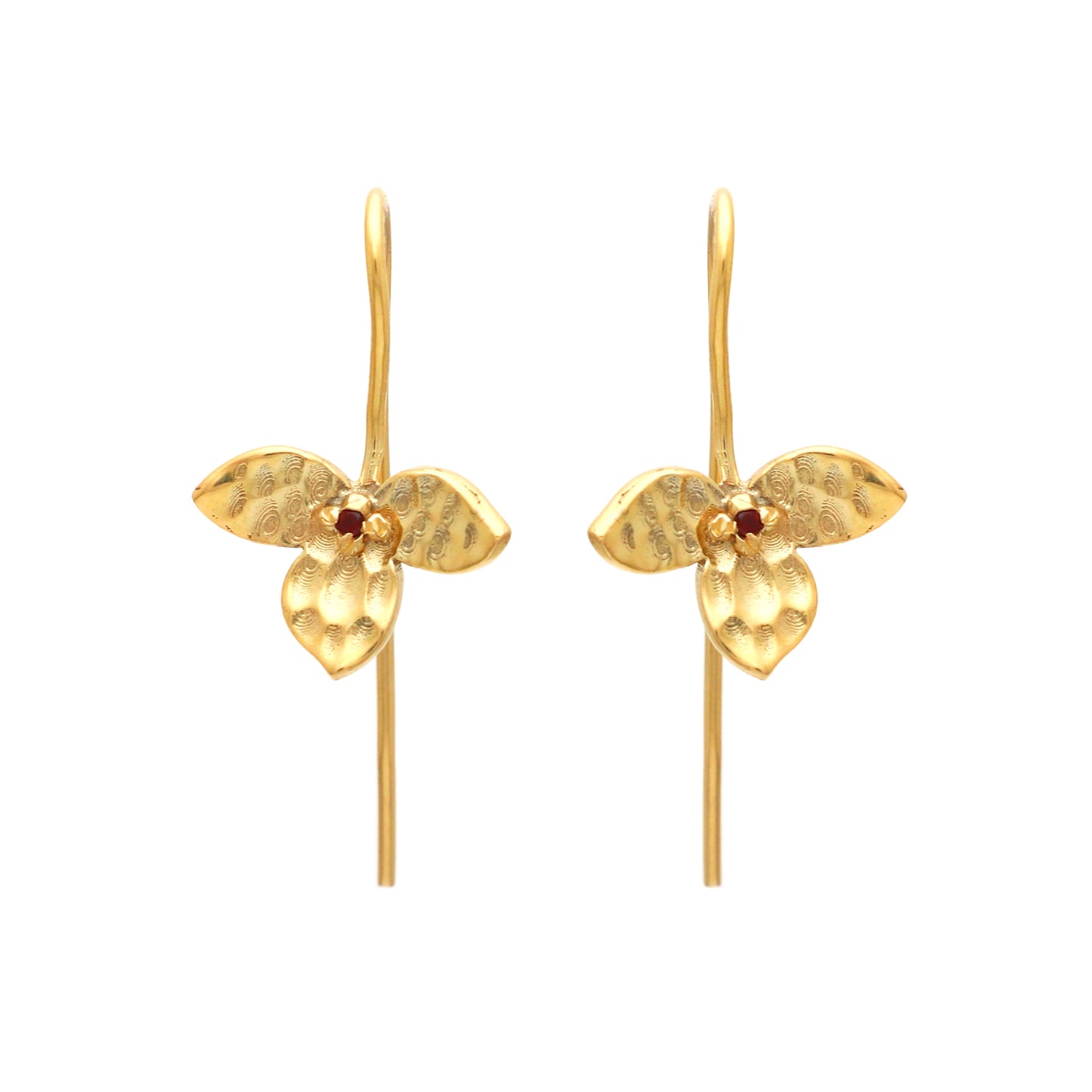 Hammered earring with garnet gemstone in gold plated 925 sterling silver