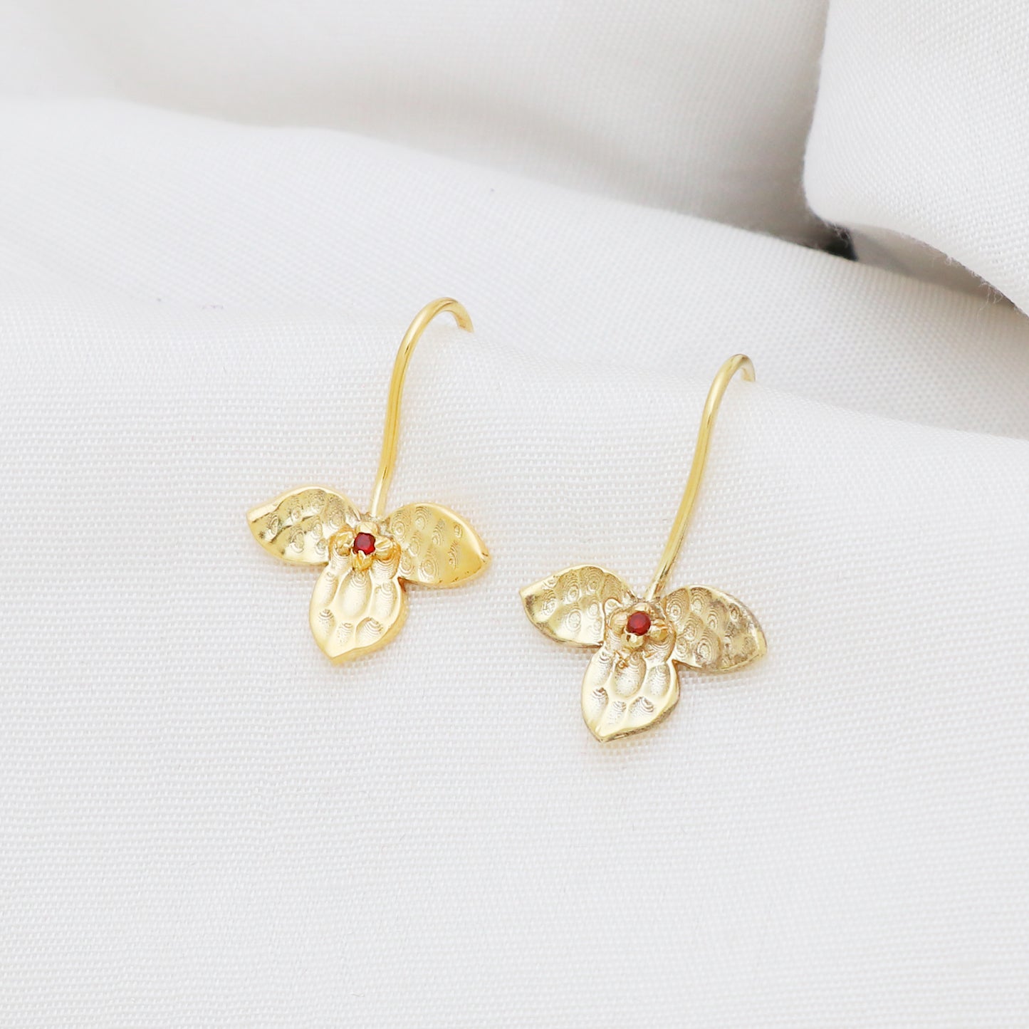 Hammered earring with garnet gemstone in gold plated 925 sterling silver