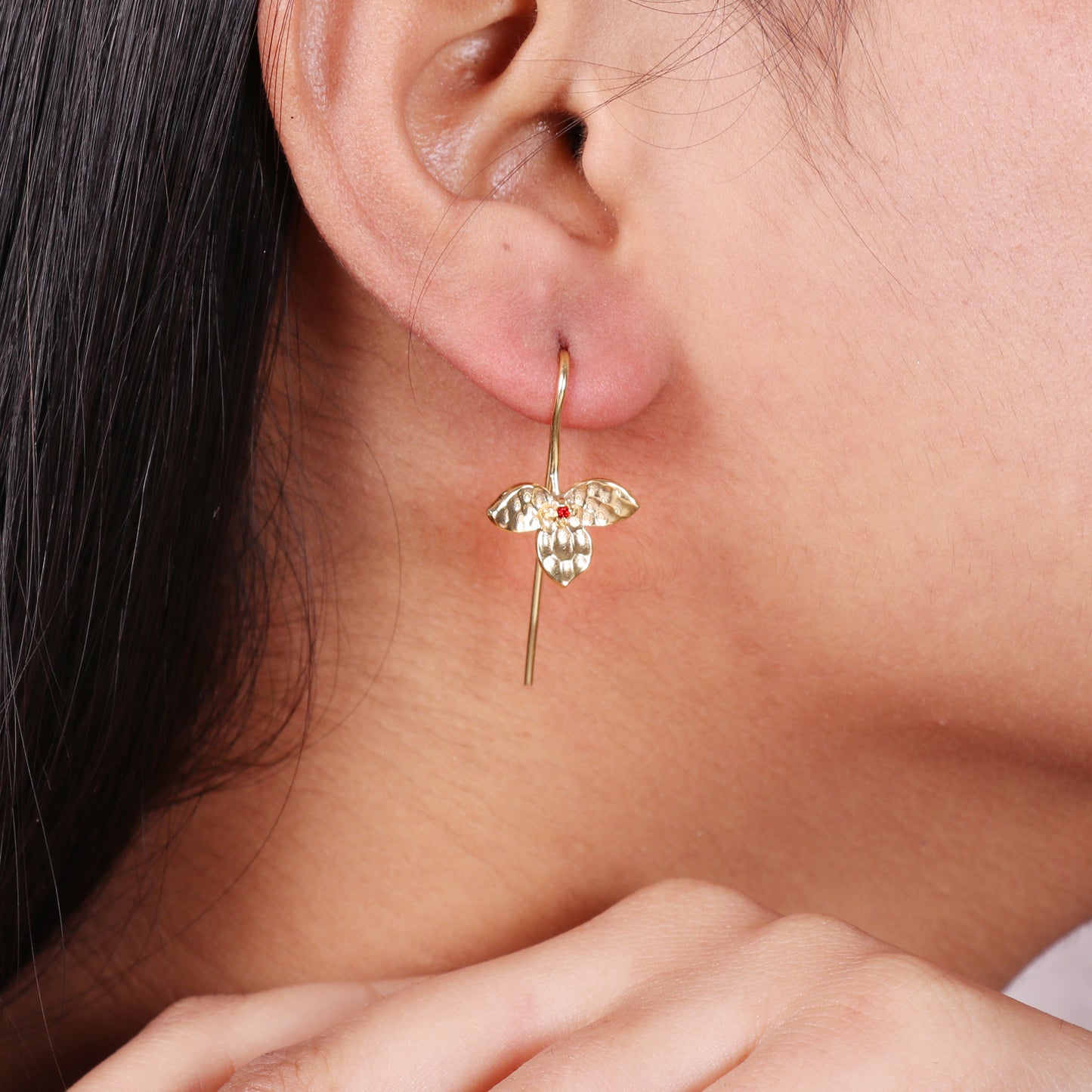 Hammered earring with garnet gemstone in gold plated 925 sterling silver