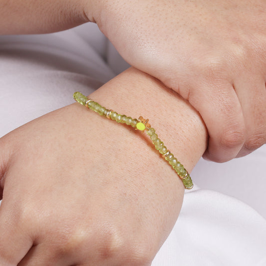 Peridot turtle charm stretch bracelet with green enamel in gold plated 925 sterling silver