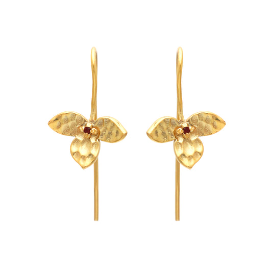 Hammered earring with garnet gemstone in gold plated 925 sterling silver