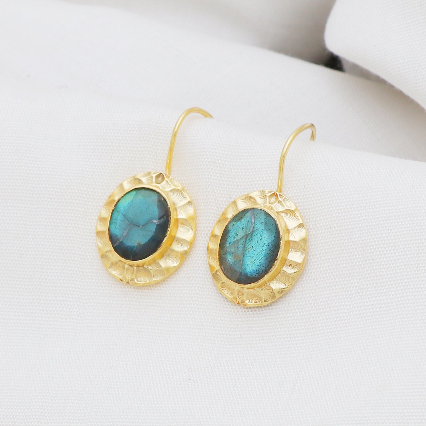 Hammered labradorite earring in gold plated 925 sterling silver