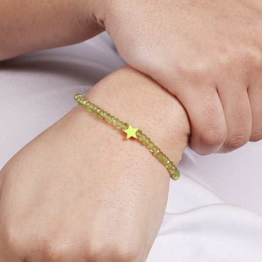 Peridot star charm stretch bracelet with green enamel in gold plated 925 sterling silver.